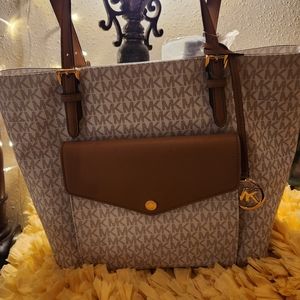 Beautiful Michael Kors Tote. It goes with everything. It'll pop up  any outfit!